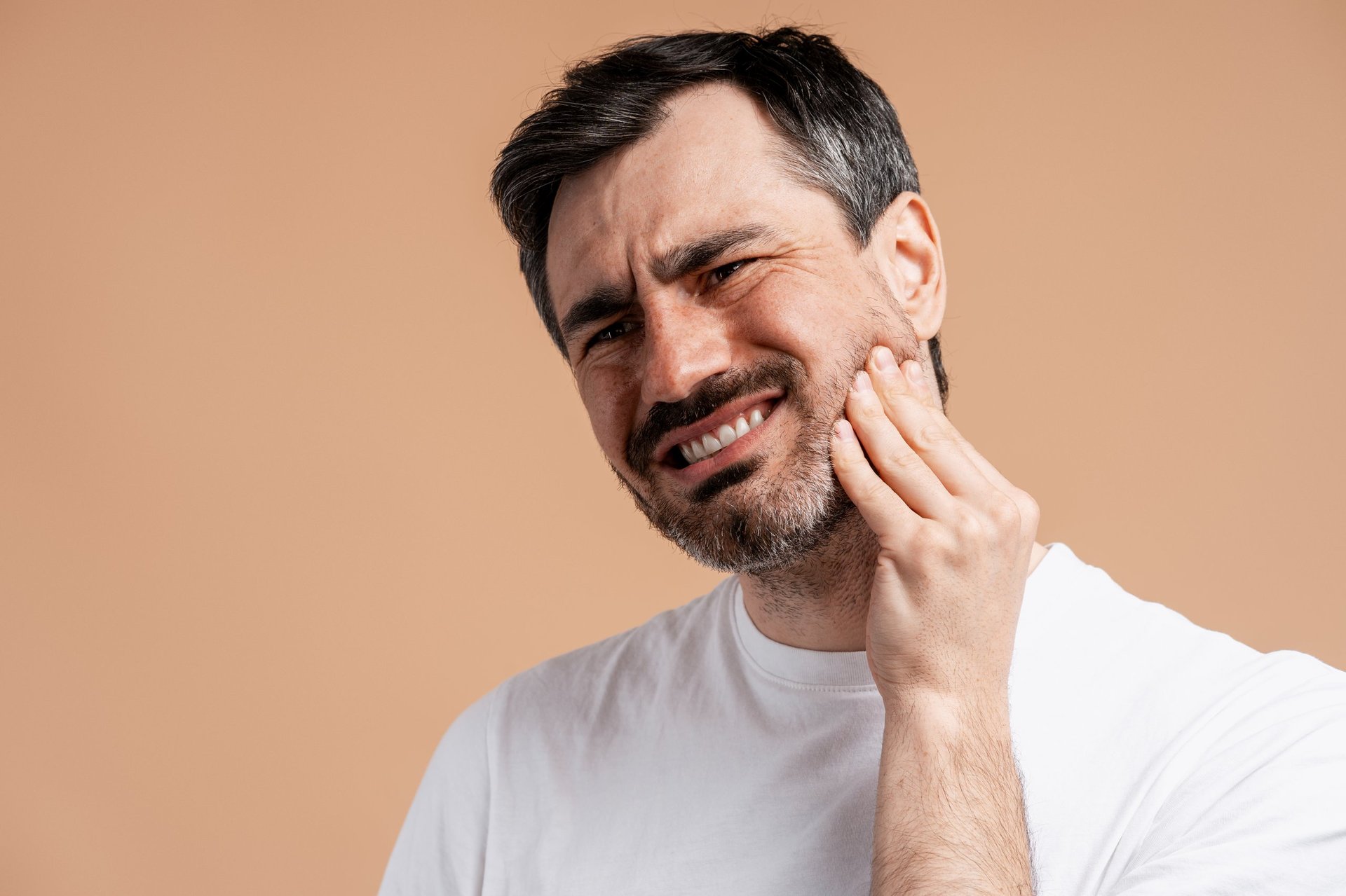 Emergency dentist Gold Coast providing urgent dental care for a patient with tooth pain